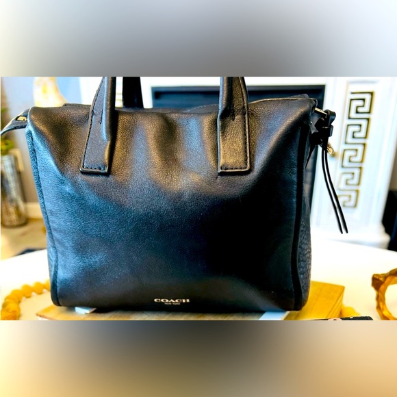 Coach Handbags - 🖤💛Coach Bag / Crossbody🖤💛